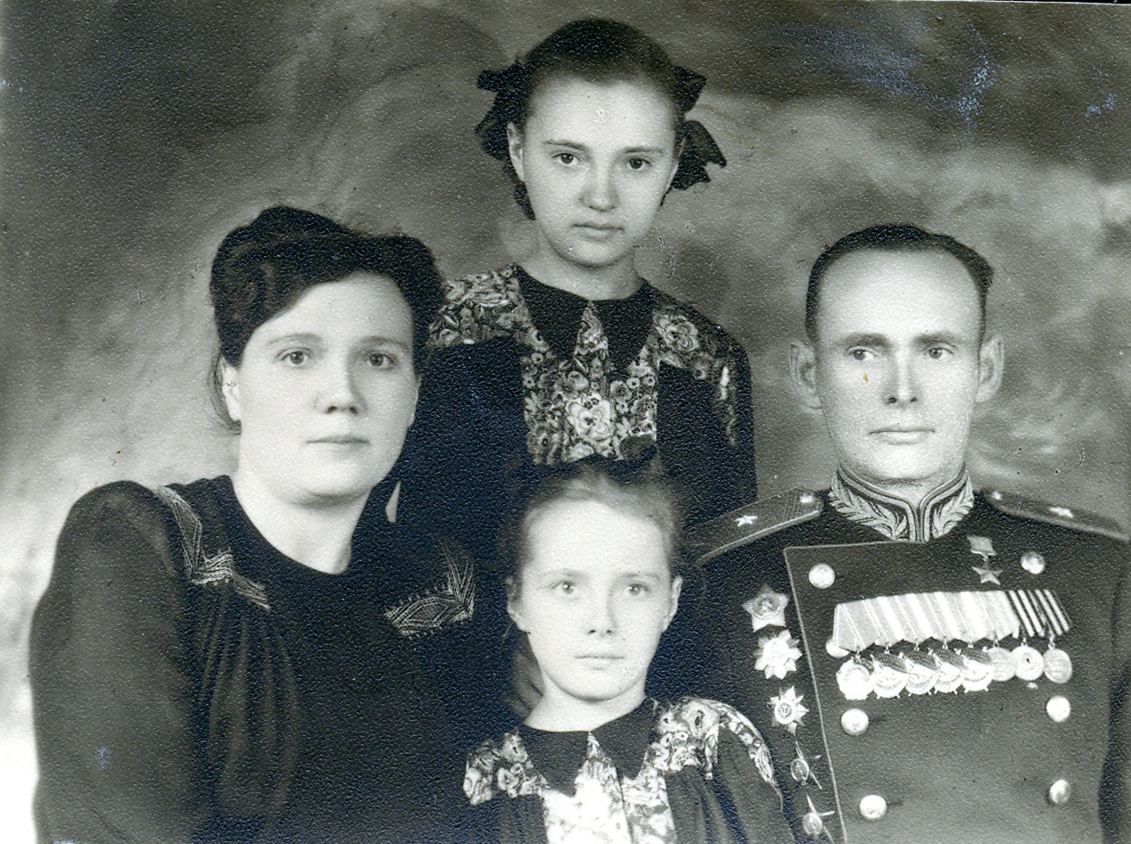 фото 1948г. Семейный снимок с женой и дочерьями Татьяной и Людмилой