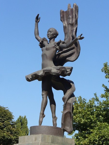 Памятник народной артистке СССР балерине Бюбюсаре Бейшеналиевой в городе Бишкеке (столице Кыргызстана)