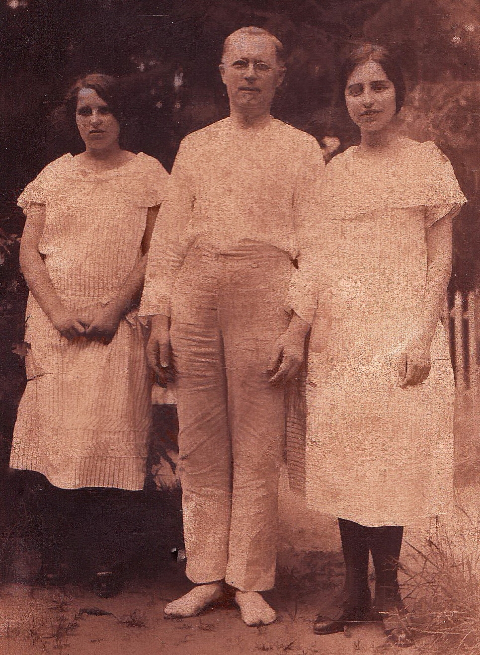 Нелли (слева), Бетти (справа) и Яков Моисеевич. их отец.