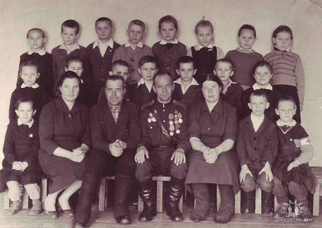 И.Д.Шадрин в селе Верх-Каргат Новосибирской области среди учащихся школы, пионерская организапция которой носила его имя. 1960-е годы
