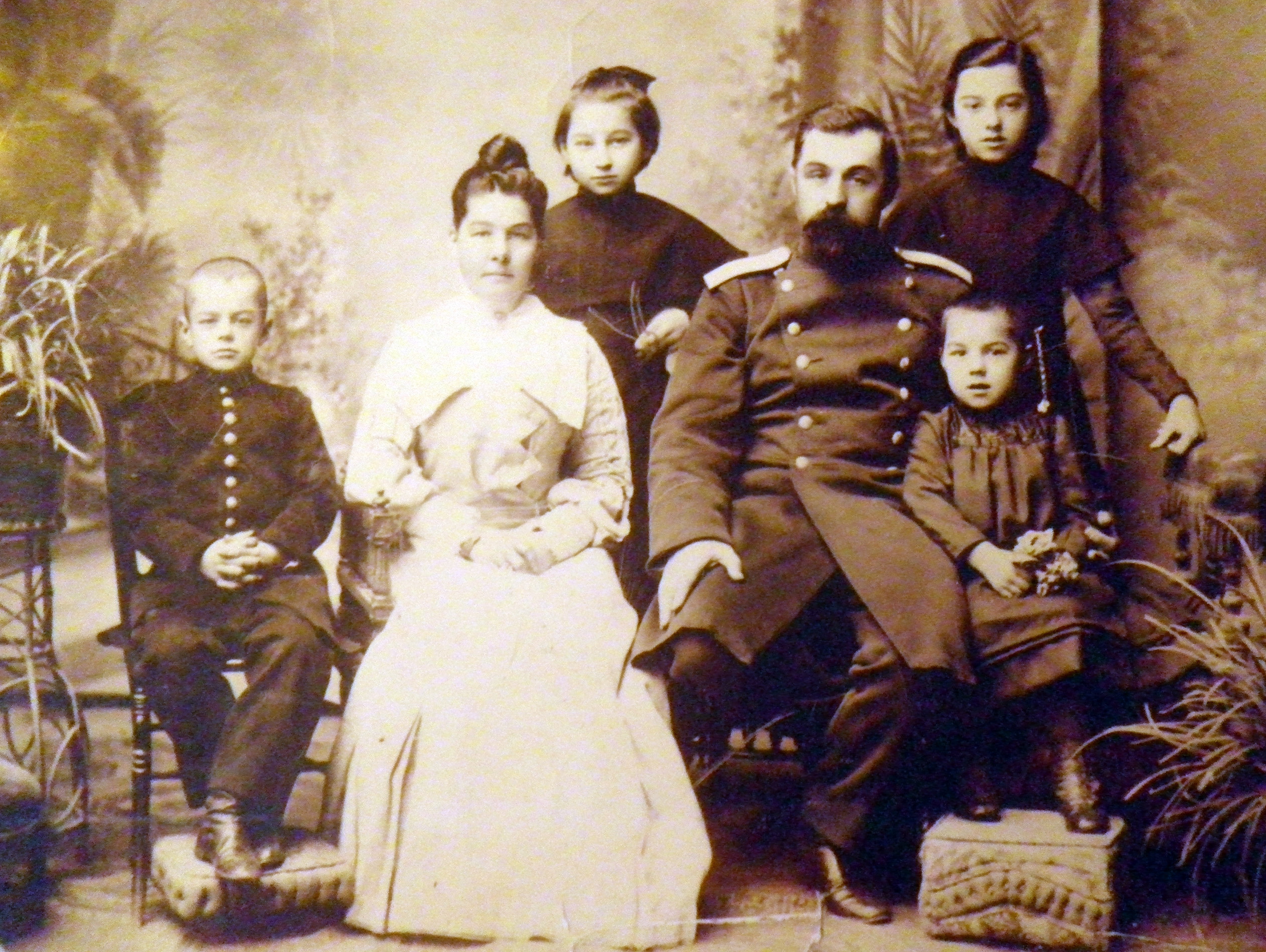 Семья Ивана Васильевича (жена Зинаида Никифоровна,дети:Лидия,Наталья,Михаил,Екатерина)