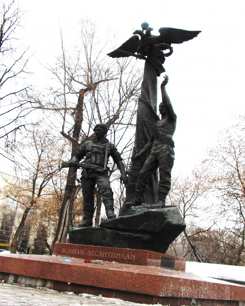 Памятник воинам-десантникам в Москве.