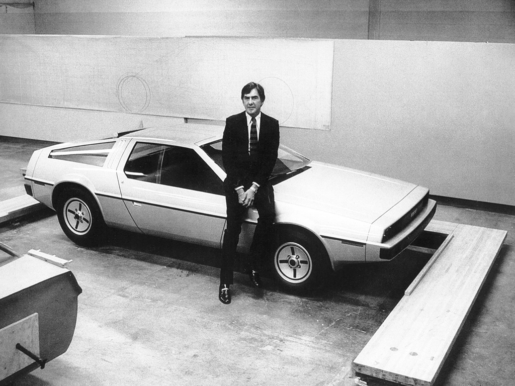 Джон ДеЛореан и его прототип автомобиля.