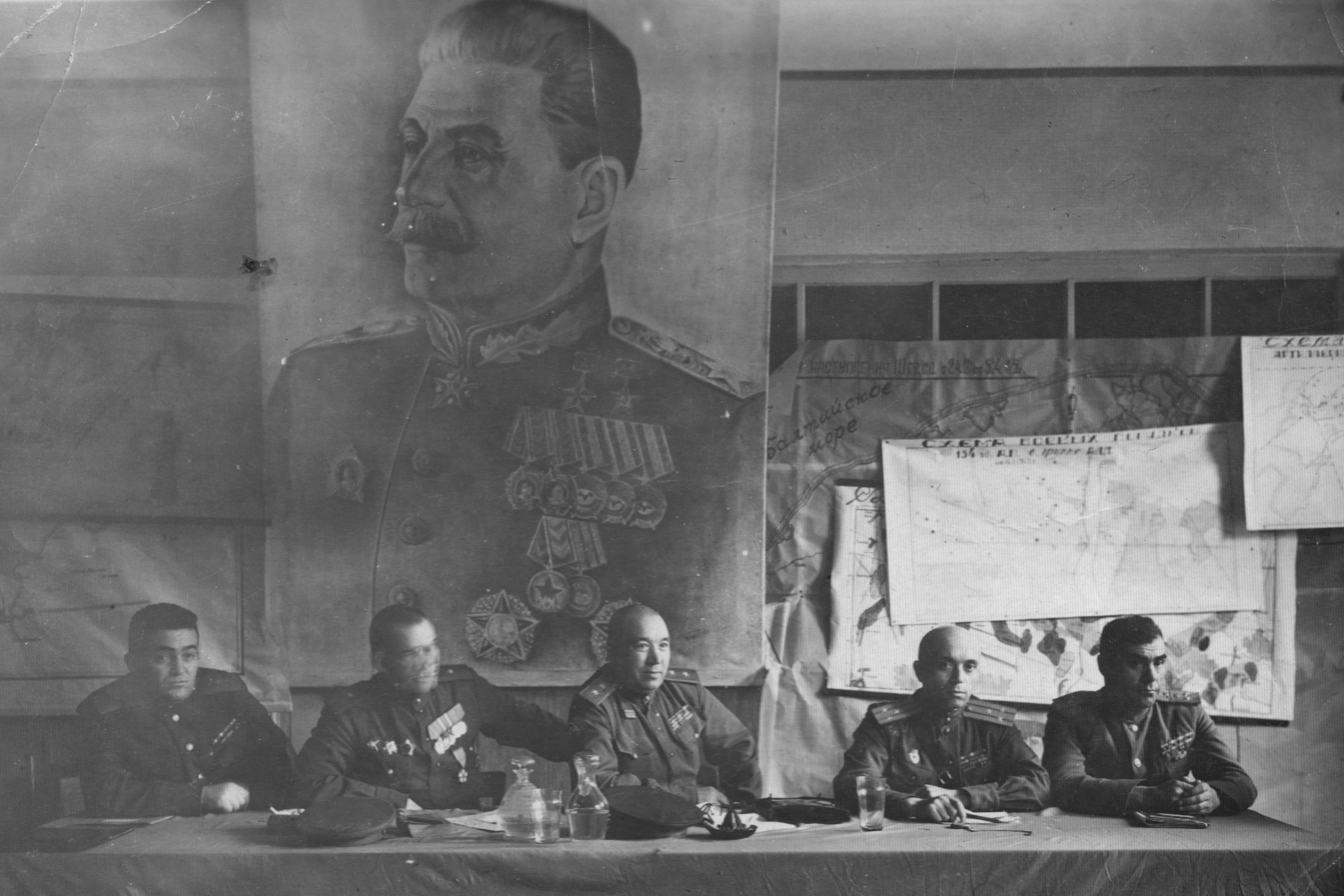 Руководство 96 корпуса в Нюрнберге 1945 год. Чанышев Я.Д. в центре.