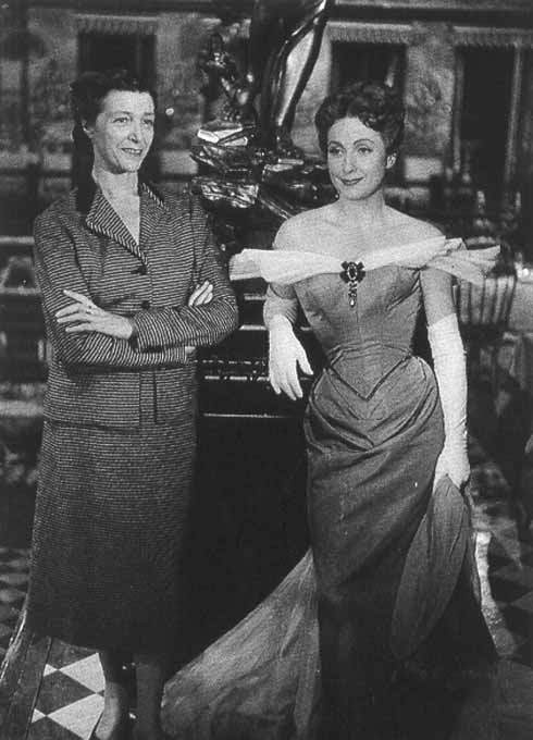 Розин Деламар и актриса Даниэль Даррьё в костюме для фильма «Мадам де...» (1953) режиссёра Макса Офюльса.