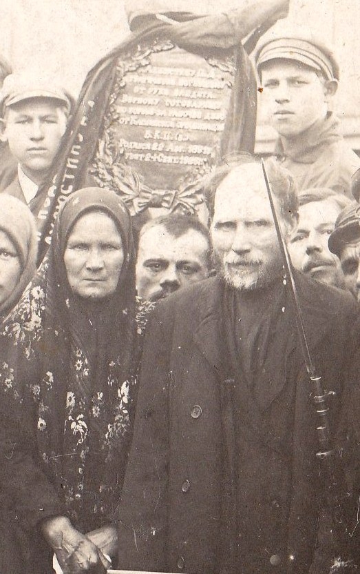 Ахлюстин Дмитрий Степанович с супругой Анной Дмитриевной на похоронах сына - Петра 1926 год.
