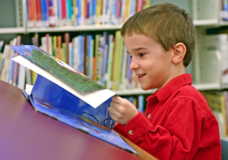 мальчик с книгой