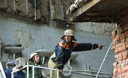 рухнула стена