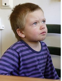 ребенок плачет