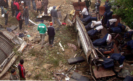 во Вьетнаме упал с моста автобус