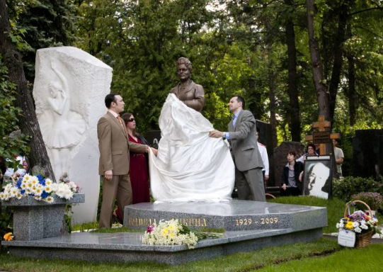 памятник Людмиле Зыкиной